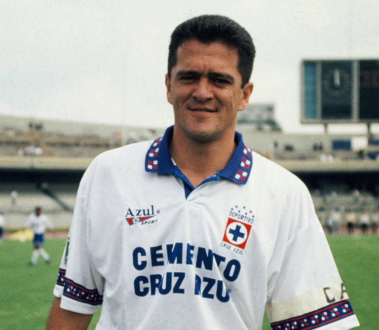 Carlos Hermosillo, durante su etapa como jugador del Cruz Azul 