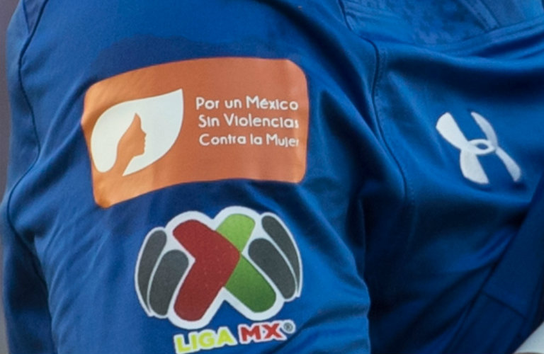 Playeras de Cruz Azul en apoyo a la erradicación de la violencia contra la mujer