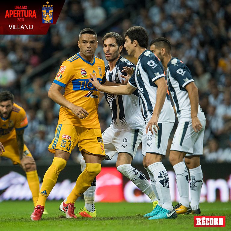 Juninho disputa el balón contra Jesús Zavala