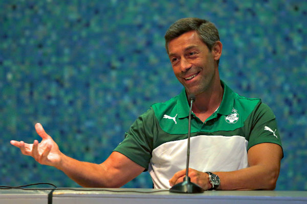Pedro Caixinha en una conferencia de prensa con Santos