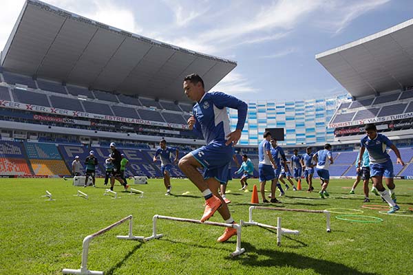 Los elementos de Puebla entrenan en el Estadio Cuauhtémoc