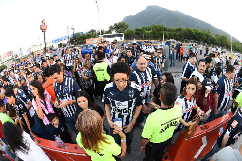 Aficionados de Rayados previo a entrar al Estadio