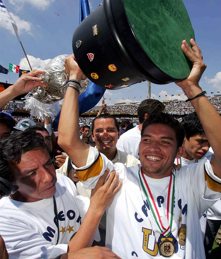 Galindo levanta el título del Clausura 2004 con Pumas