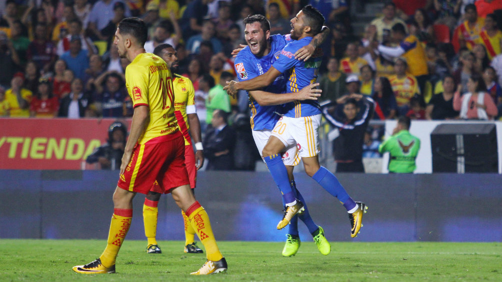 Jugadores de Tigres festejan un gol contra Morelia