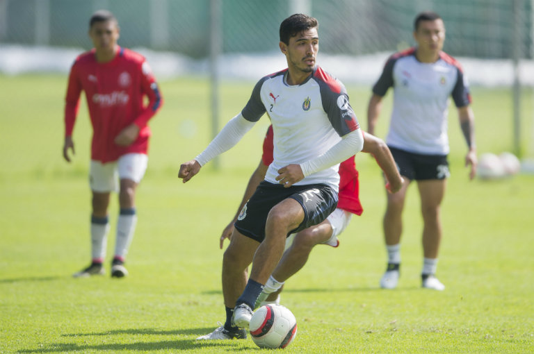 Oswaldo Alanís conduce el balón durante un entrenamiento