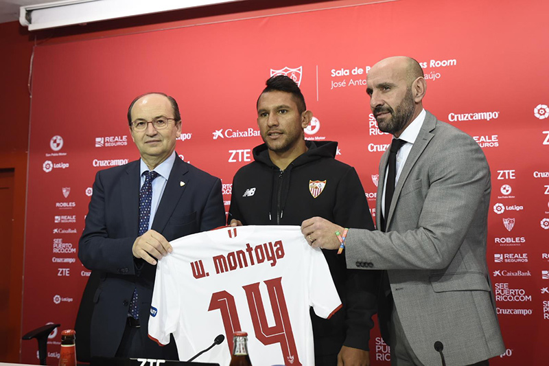 Montoya posa junto a directivos del Sevilla