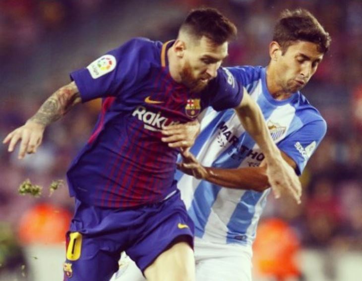 Cecchini intenta contener a Messi en un partido del Málaga
