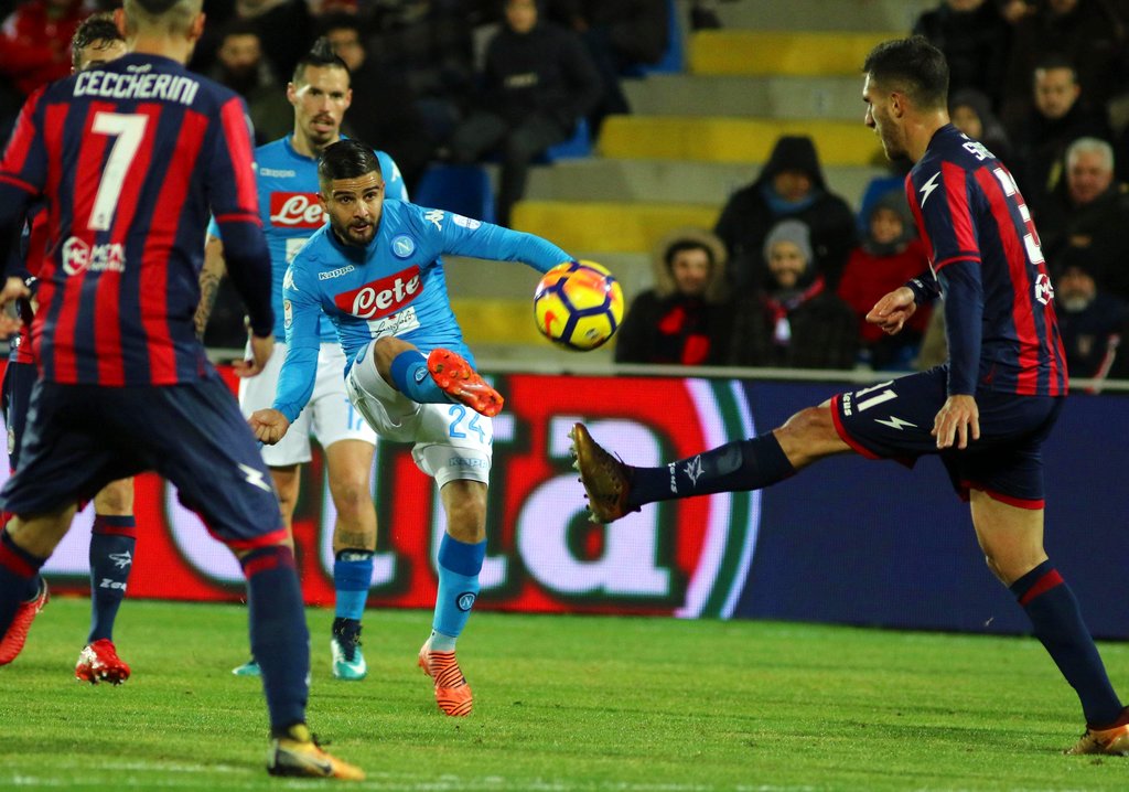 Lorenzo Insigne dispara a gol 