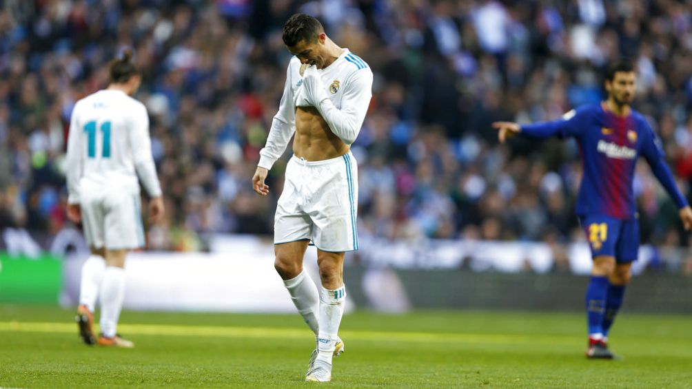 El delantero del Madrid se lamenta durante el encuentro contra el Barcelona