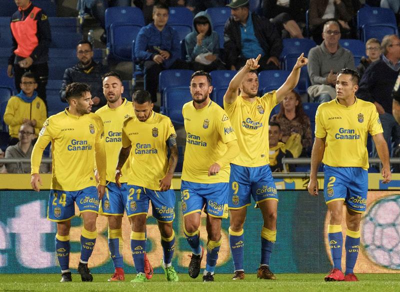 Jugadores de Las Palmas festejan el gol