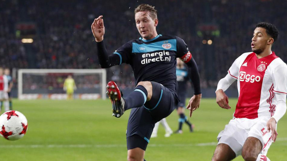 El jugador del PSV pelea un balón