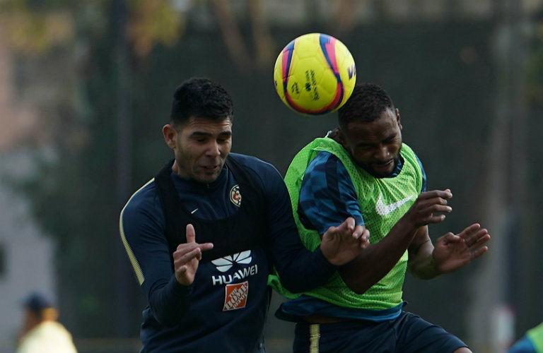 Chino Romero disputa el balón en el aire con William da Silva 