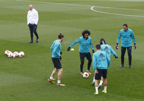 Zidane observa a sus jugadores durante una práctica