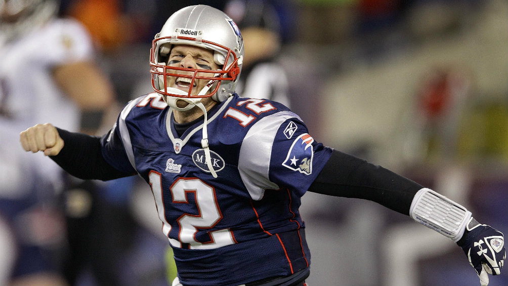 Tom Brady celebra un buen pase con los Patriots
