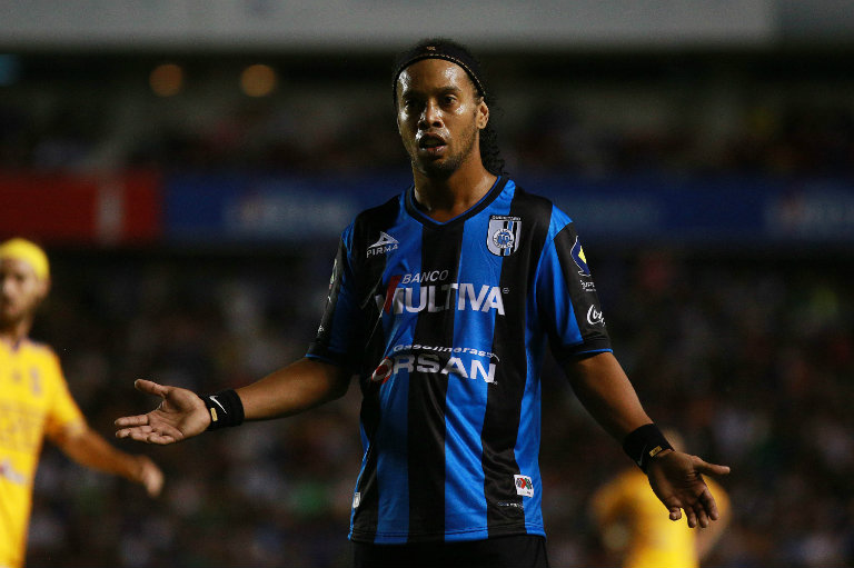 Ronaldinho, durante un encuentro con Querétaro 