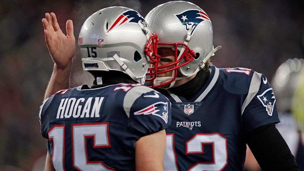Brady felicita a Hogan tras un touchdown frente a Titans