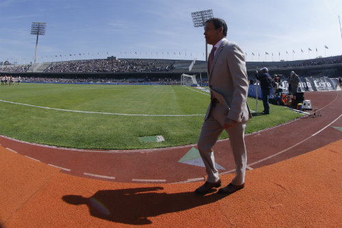 Profe Cruz camina en el tartán del Estadio Olímpico Universitario 