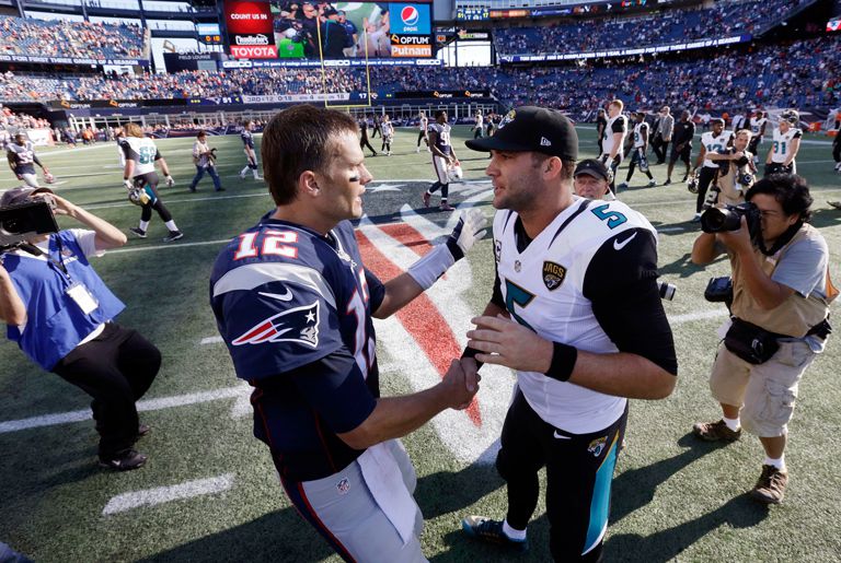 Brady saluda a Blake Bortles tras un juego contra Jaguars