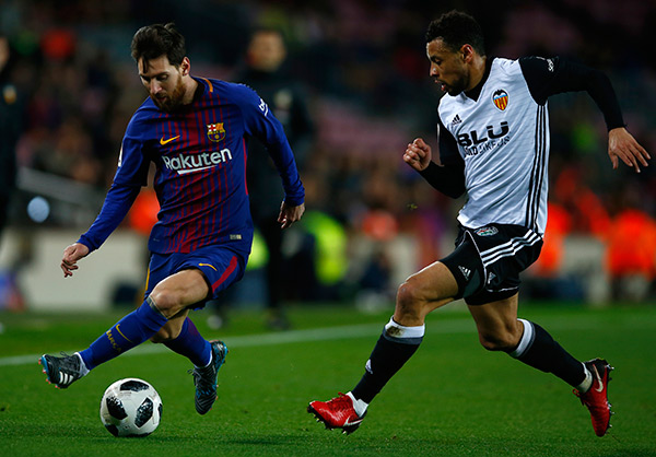 Messi intenta driblar en medio campo