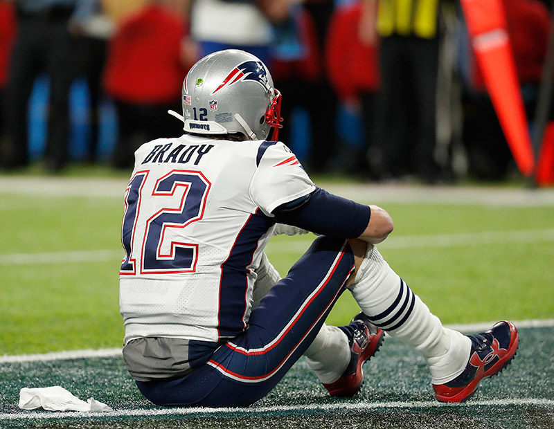 Brady, sentado en el campo del US Bank Stadium