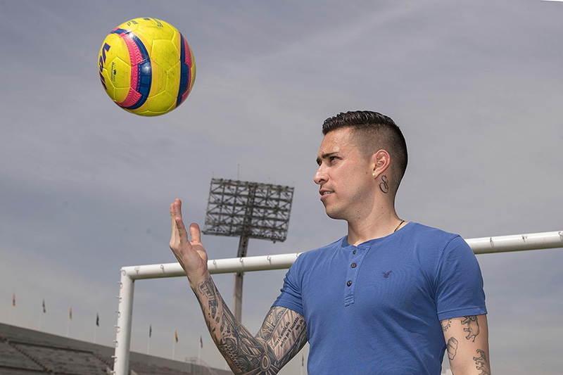 Saldívar juega con un balón de la Liga MX