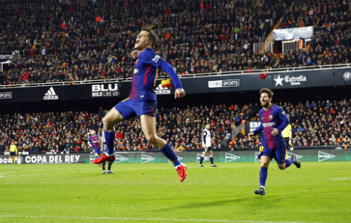 Philippe Coutinho celebra en el aire su primer gol con el Barcelona 