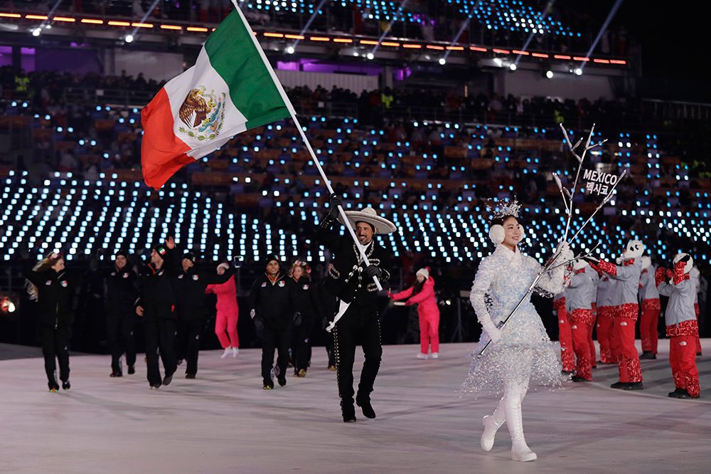 Mexicanos desfilan en inauguración de Juegos Olímpicos