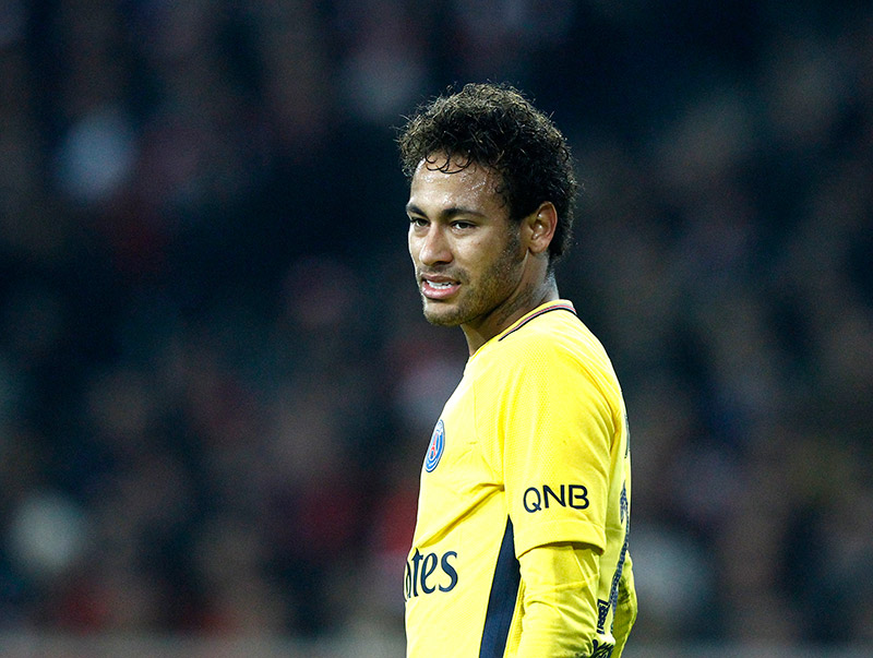Neymar se queja en un partido del PSG