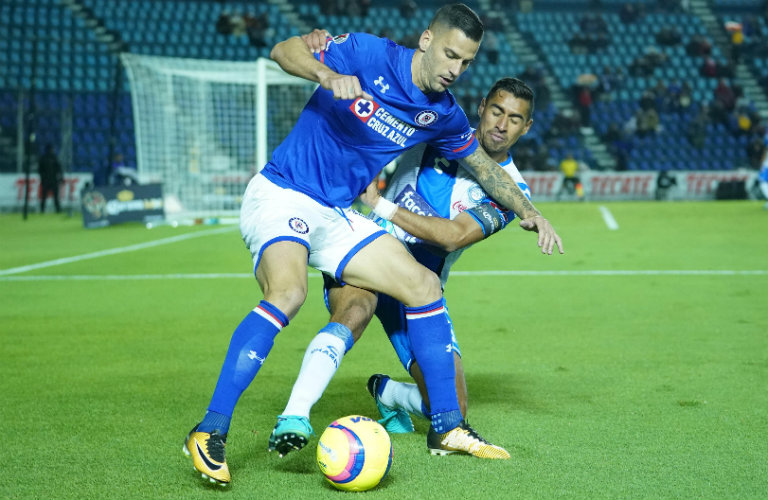 Méndez disputa el balón contra Patricio Araujo en Copa MX