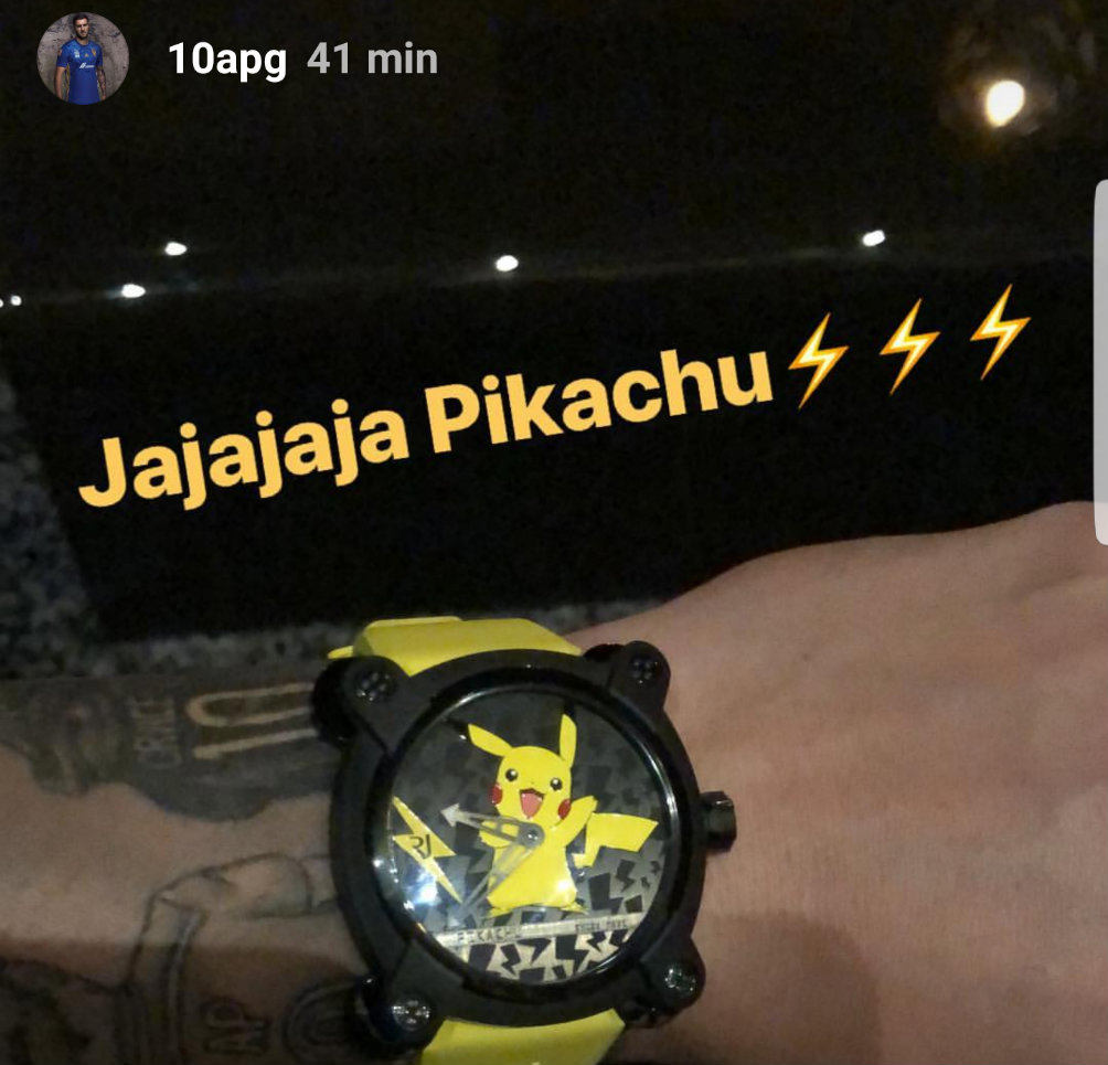 Gignac porta reloj de Pikachu en su brazo izquierdo 