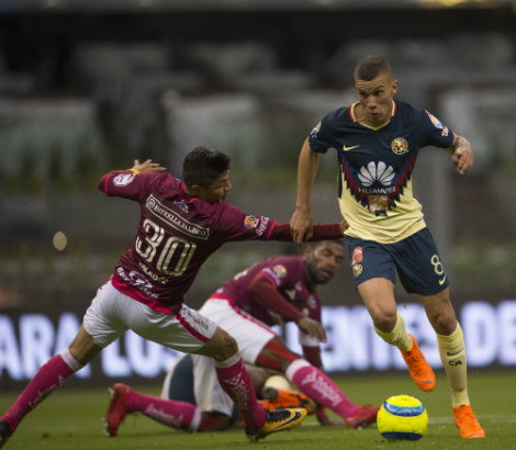 Mateus Uribe le roba el balón a Monarcas