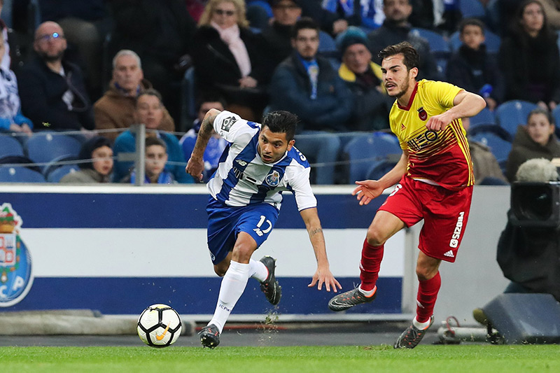 Tecatito pelea un balón en el juego del Porto
