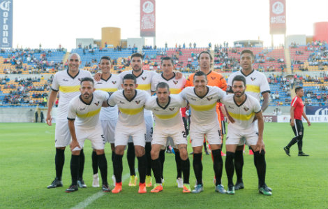Murciélagos posa previo al partido con el Atlético de San Luis