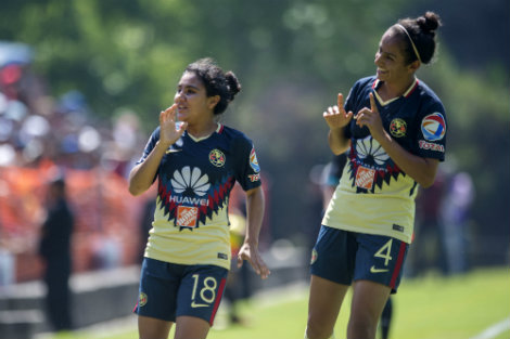 Betzy Cuevas y Ana Lozada festejan gol sobre las Pumas