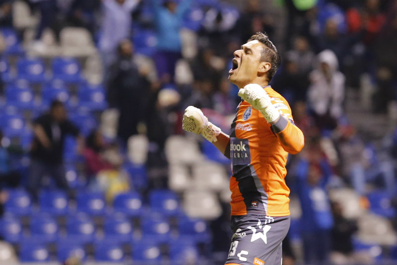 Moisés Muñoz festeja victoria con Puebla 
