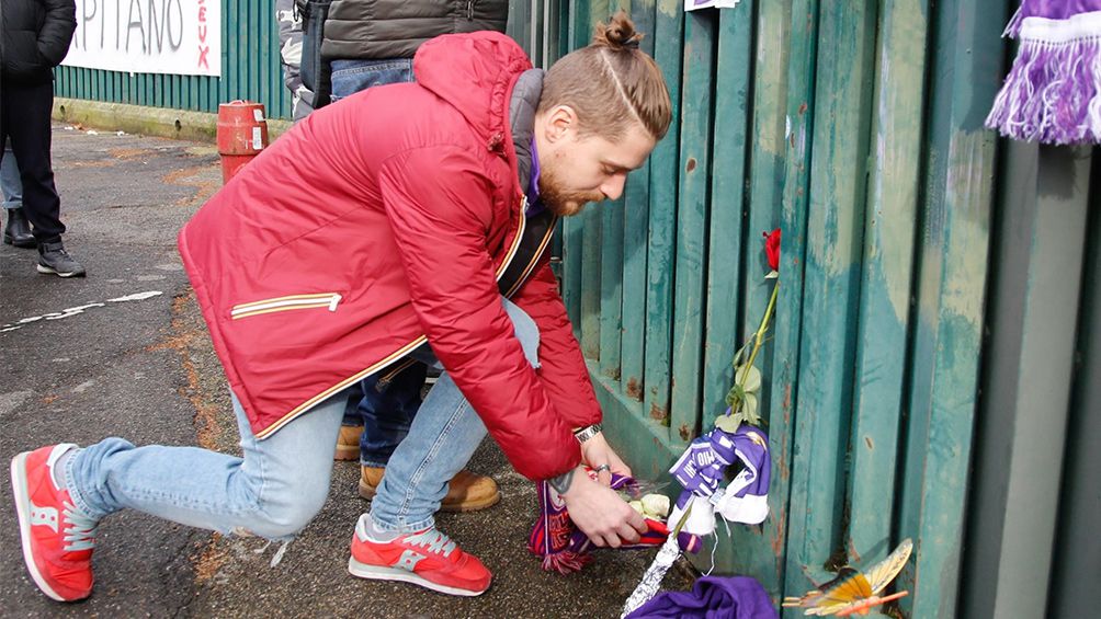 Seguidor de la Fiorentina coloca flores para despedir a Astori