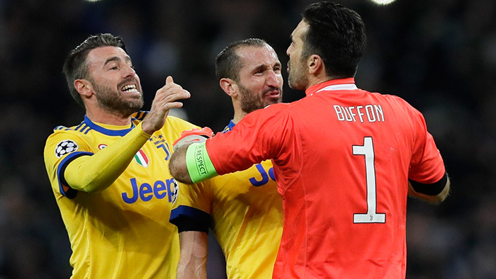 Buffon festeja el triunfo en Wembley con sus compañeros