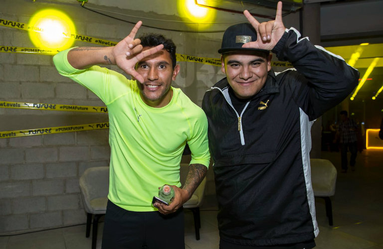 Montoya y Aczino posan para RÉCORD, durante un evento de Puma