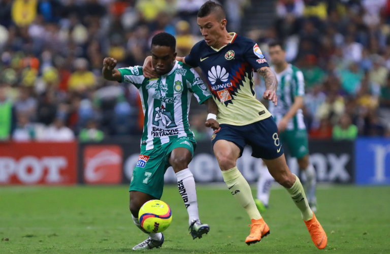 Mateus Uribe intenta recuperar el balón frente a Burbano del León
