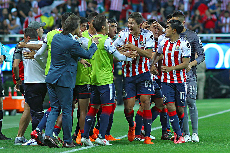 Jugadores de Chivas felicitan a Godínez tras su gol contra América