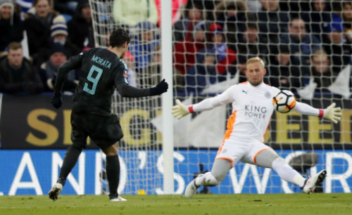 Alvaro Morata dispara a la portería del Leicester