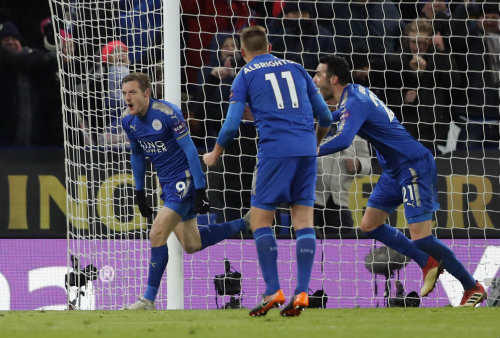 Jamie Vardy festeja su gol contra el Chelsea