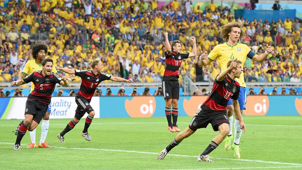 Jugadores de Alemania festejan un tanto frente a Brasil en 2014