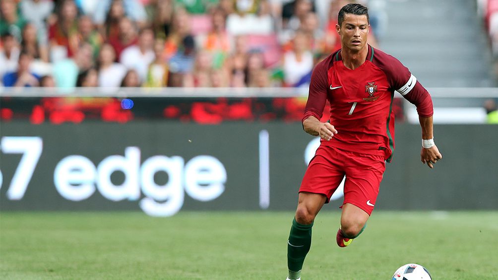 Cristiano Ronaldo controla el balón en un juego con Portugal
