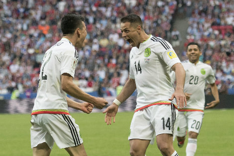 Chucharito y Chucky Lozano festejan gol