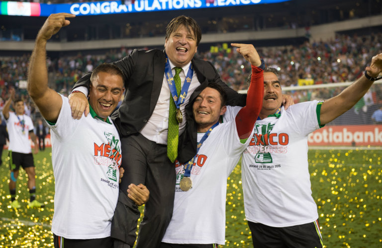 Miguel Herrera celebra el triunfo en Copa Oro de 2015