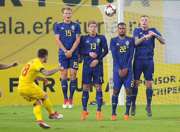 Barrera sueca observa el balón en un tiro libre