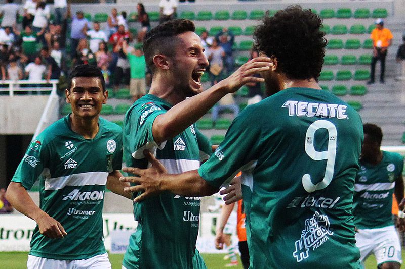Jugadores de Zacatepec celebran un gol