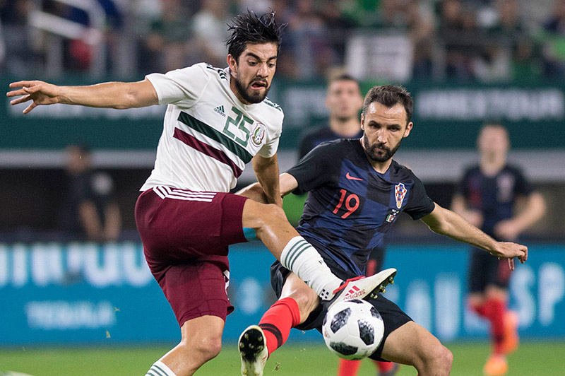Pizarro pelea un balón contra Badelj