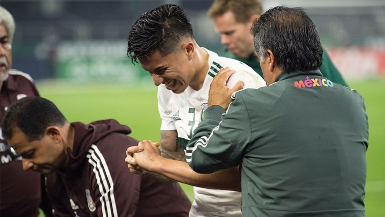 Carlos Salcedo se lamenta tras sufrir una fractura de clavícula
